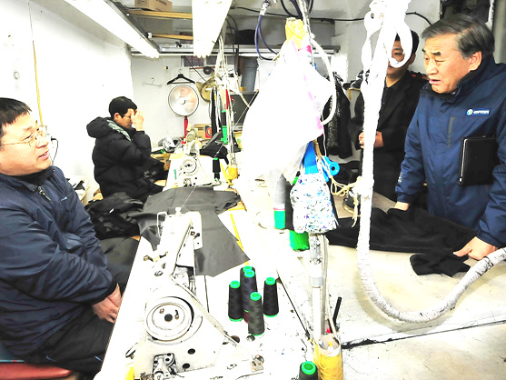 ACRC Chairman is visiting workers at mom-and-pop sewing factories in Changsin dong