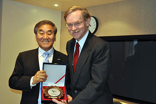 ACRC Chairman Jae Oh Lee (left) and World Bank President Robert Zoellick