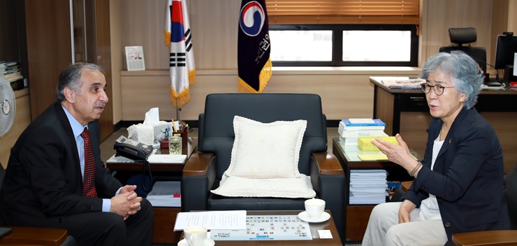 주한 요르단 대사와 면담하는 박은정 국민권익위원장