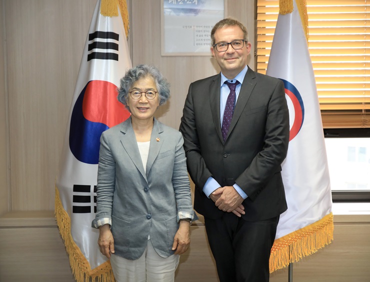 UNDP ¼¿ïÁ¤Ã¥¼¾ÅÍ ¼ÒÀå°ú ±â³äÃÔ¿µÇÏ´Â ¹ÚÀºÁ¤ À§¿øÀå