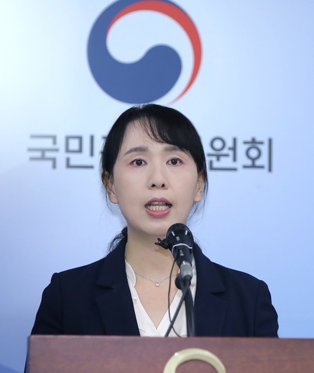 모바일 상품권 제도개선 방안 관련하여 브리핑하는 정재일 권익위 제도개선총괄과장