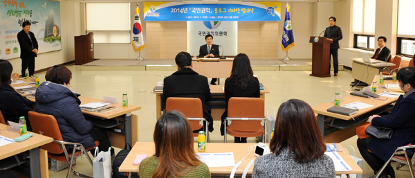 국민권익위원회 이성보 위원장(정면 가운데)이 17일 오전 서대문구 미근동 권익위 청사에서 2014년 권익위 블로그 기자단 발대식에 참석해 20여명의 블로그 기자들에게 인사말을 하고 있다.