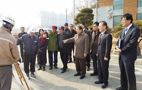 국민권익위원회 신영기 상임위원(가운데)이 17일 오전 국도대체우회도로 공사로 인해 보행 및 통학불편 민원이 발생한 경북 구미시 구평IC 건설현장에서 관계자로부터 현황을 듣고 있다.