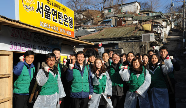 중앙행정심판위원회 직원들과 봉사활동하기전의 기념촬영