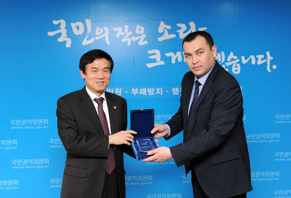 드주마카디로프 테미르 국방위원회 사무차장에게 방문기념패를 전달하는 이성보위원장