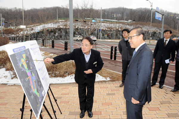 국민권익위원회 박재영 부위원장이 광명 휴먼시아 아파트 주민들이 제기한 교통소음 민원을 해결하기 위해 23일 오후 경기 광명시 소하동 충현초등학교앞 소공원에서 관계자의 설명을 듣고 있다.