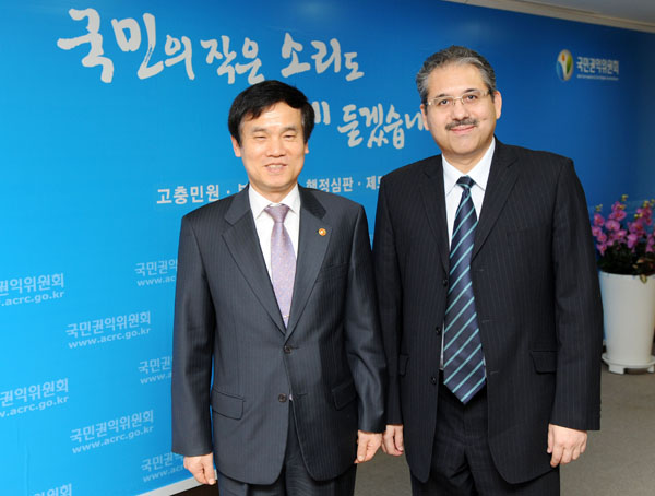 국민권익위원회 이성보 위원장(왼쪽)이 6일 오후 서울시 서대문구 권익위 청사에서 작년 11월에 새로 부임한 아리셔 안바로비치 쿠르마노프 (Alisher Anvarovich KURMANOV) 주한 우즈베키스탄 대사와 접견 후 기념촬영을 하고 있다.