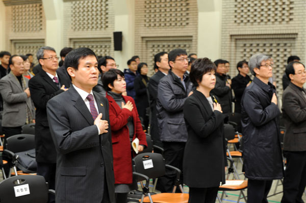 국민권익위원회 이성보 위원장과 곽진영 부위원장 등 행사 참석자들이 행사 전 국민의례를 하고있다.