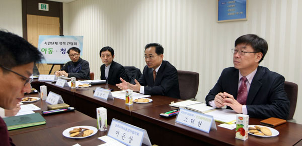 국민권익위원회 김상식 기획조정실장(오른쪽 두 번째)이 25일 오전 서울 서대문구 소재 권익위 청사에서 불합리하고 비정상적인 제도를 발굴하기 위해 열린 시민단체와의 정책간담회에서 권익위의 민관협력 정책 등에 대해 설명하고 있다. 