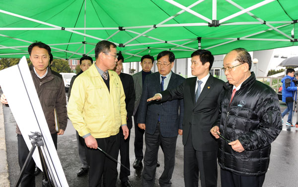 목포내항 주변 해수 침수 피해 민원 현장 방문한 이성보 위원장