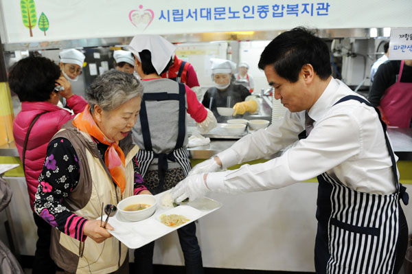 배식봉사하는 이성보위원장