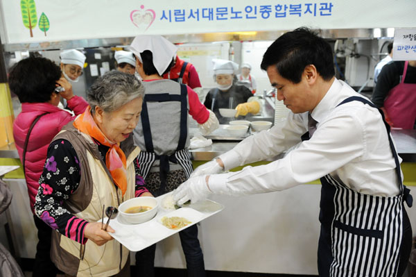 배식봉사하는 이성보위원장