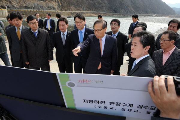 권익위의 박재영 부위원장이 강원도 정선군 동강 인근의 수동,점재,제장 마을 주민들이 너무 낮은 교량(높이 4.1~4.4m) 때문에 해마다 겪고 있는 통행 불편 민원을 중재하기위해 25일 오후 현장을 방문하여 현황을 설명 들었습니다.