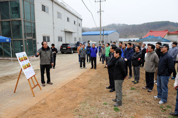식목행사에 앞서 산림청 직원에게 묘목심는법을 듣고 있는 있다.