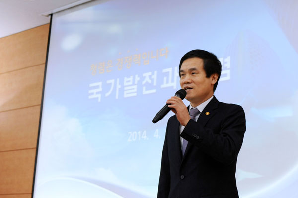 재외공관장들에게  청렴강의하는 이성보 국민권익위원장