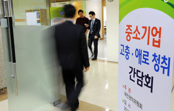 국민권익위원회(위원장 이성보)는 26일 오후 서울특별시 구로구 소재 (사)벤처기업협회에서 벤처기업인들을 대상으로 '맞춤형 고충 해결을 위한 이동신문고를 운영했다.