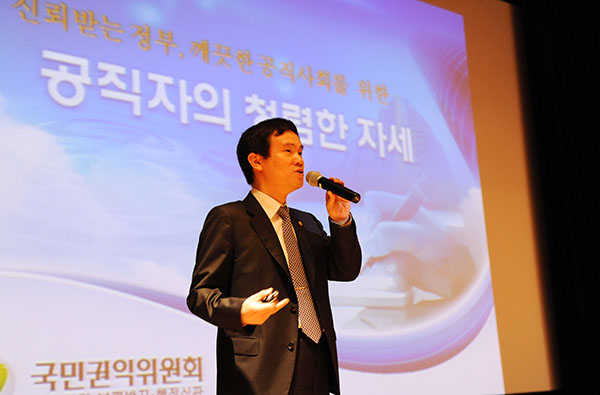 이성보 국민권익위원장이 29일 오전 제주특별자치도 제주시 연동 소재 설문대 여성문화센터에서 제주도청과 제주시청·서귀포시청 등 제주지역 공무원 약 400여명을 대상으로  ‘신뢰받는 정부, 깨끗한 공직사회’를 주제로 한 청렴 특강을 하고 있다.