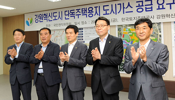 국민권익위원회 이성보 위원장이 13일 오전 강원도 원주시 소재 한국토지주택공사 강원혁신도시사업단 사무소에서 민원인 대표와 한국토공, 강원도, 참빛원주도시가스(주) 등 관계기관의 대표들이 참석한 가운데 조정회의를 개최해 이달 말로 준공이 예정된 단독주택용지의 입주 예정자들이 제기한 도시가스 공급 민원을 중재하고 있다.