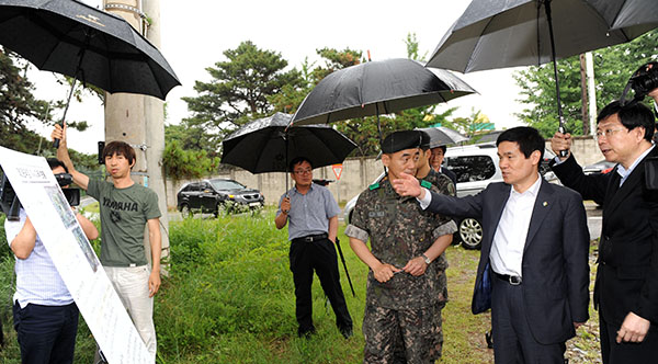 천안시 서북구 일대 군사시설보호구역 둘러보는 이성보위원장 