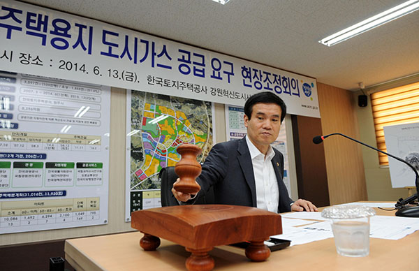 국민권익위원회 이성보 위원장이 13일 오전 강원도 원주시 소재 한국토지주택공사 강원혁신도시사업단 사무소에서 민원인 대표와 한국토공, 강원도, 참빛원주도시가스(주) 등 관계기관의 대표들이 참석한 가운데 조정회의를 개최해 이달 말로 준공이 예정된 단독주택용지의 입주 예정자들이 제기한 도시가스 공급 민원을 중재하고 있다.
