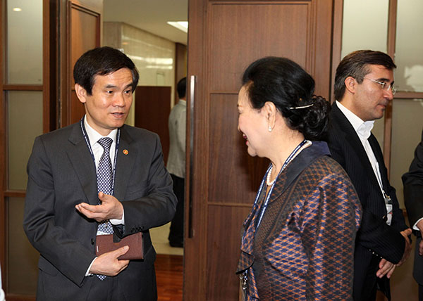 AOA 이사회에서 환담하는 이성보 위원장