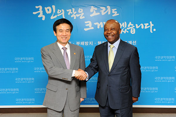 이성보 국민권익위원장과 악수하는 까를로스 빅토르 주한 가봉공화국 대사