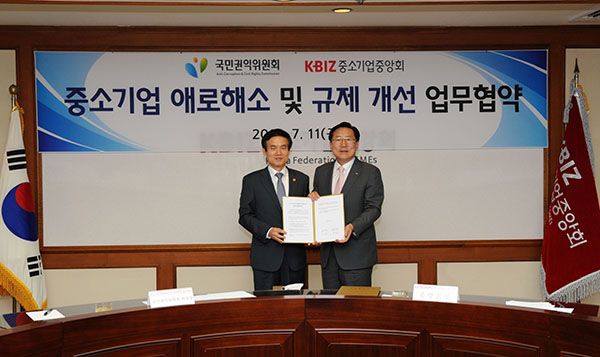 협약서를 교환하는 이성보위원장