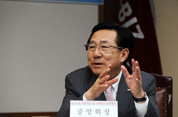중소기업의 어려움을 토로하는김기문회장