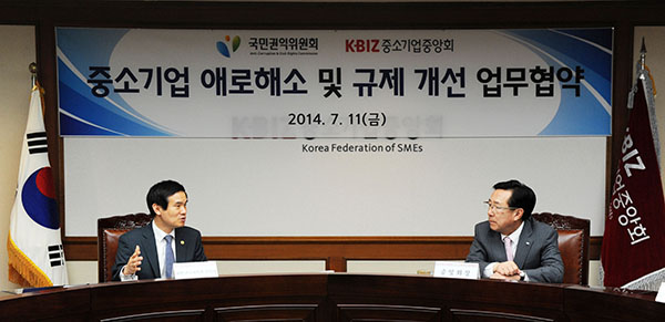 협약 체결 후 환담하는 이성보위원장