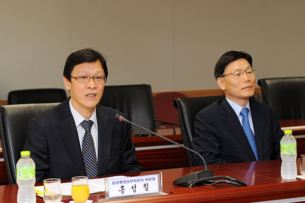 홍성칠 중앙행정심판위원회 위원장이 간담회에서 발표하고 있는 모습