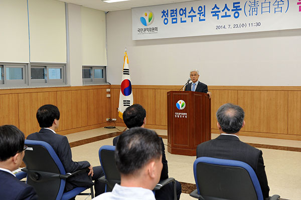 청백사 준공식에서 격려사하는 동덕여대 김영래 총장이 격려사를 하고있다