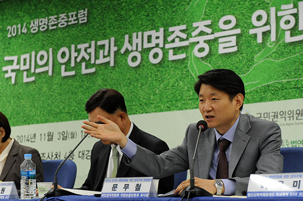 문무철 국민권익위원회 조사관이 고충민원사례로 본 군 폭력·자살의 현황 및 개선방안에 대해 설명하고 있다.