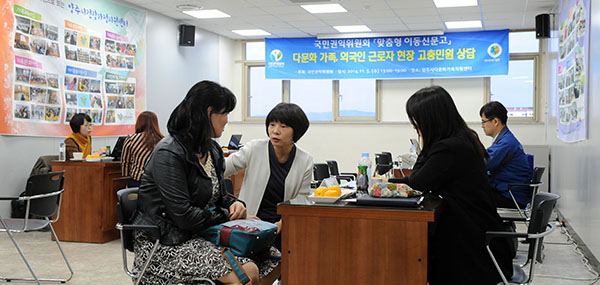 양주에서 외국인 민원상담하는 권익위 조사관들