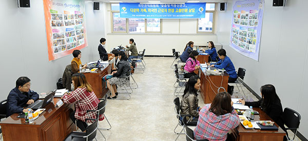 양주에서 외국인 민원상담하는 권익위 조사관들