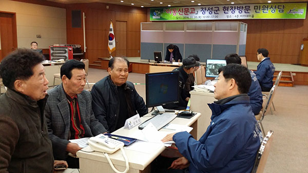 장성군청에서 민원상담중인 권익위 조사관들