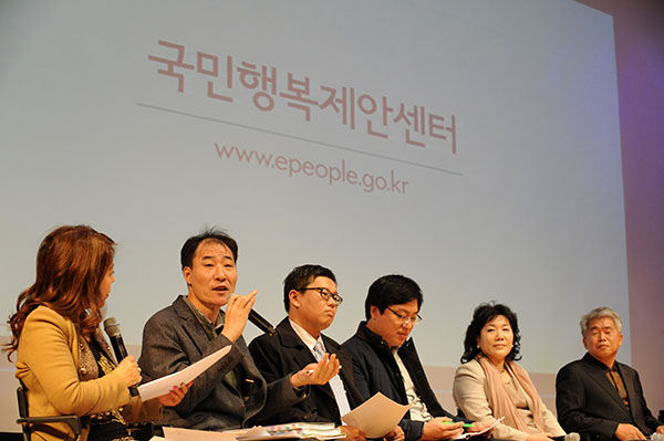 토론하는 참석자들
