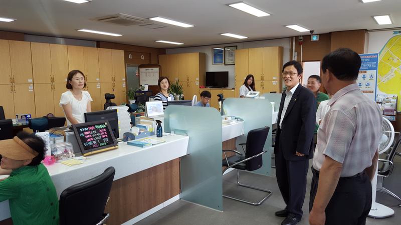 국민권익위원회 홍성칠 행정심판 부위원장이 3일 오후 충남 공주시 웅진동 주민센터를 방문해 메르스(MERS) 퇴치를 위해 수고하는 일선 행정기관 복지담당 공무원들을 격려하고 있다.