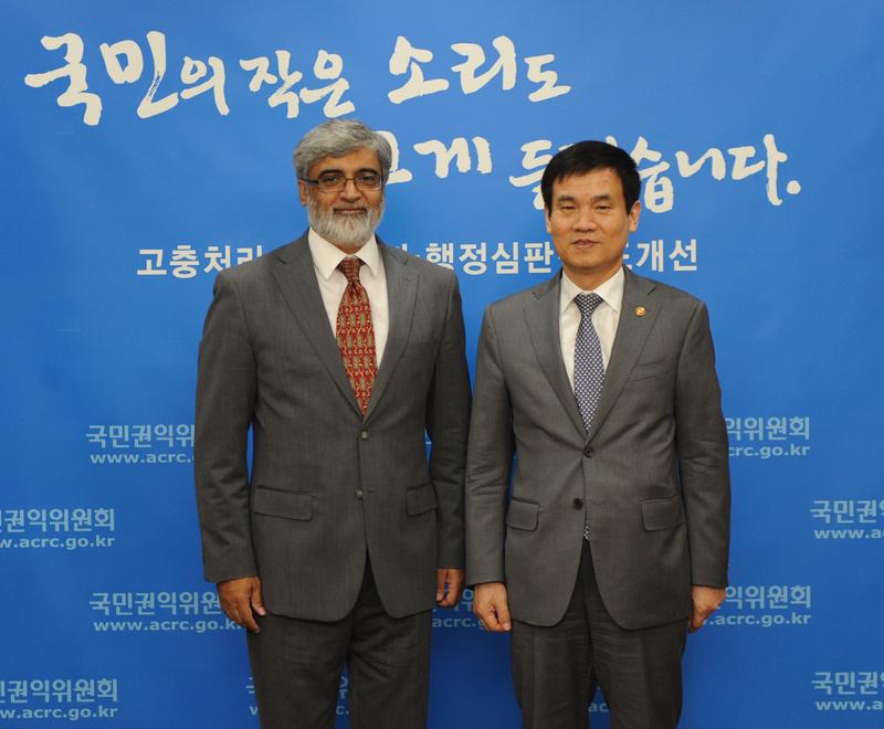 국민권익위원회 이성보 위원장(오른쪽)이 21일 오후 세종시 권익위 청사에서 자히드 나스룰라 칸(Zahid Nasrullah Khan) 주한 파키스탄 대사와 양국간 우호 협력방안의 논의를 마치고 기념촬영을 하고 있다.