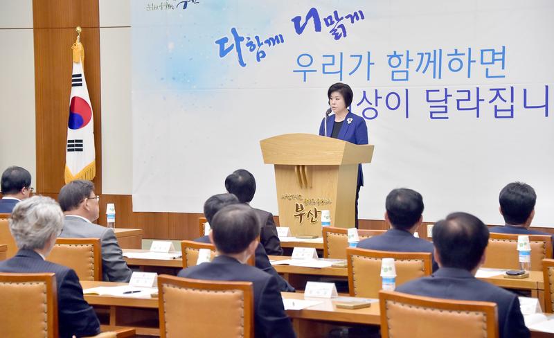 국민권익위원회 곽진영 부위원장이 21일 오후 부산시청 국제회의장에서 열린 부산투명사회 실천 민&middot;관네트워크 출범식에서 인사말을 하고 있다.