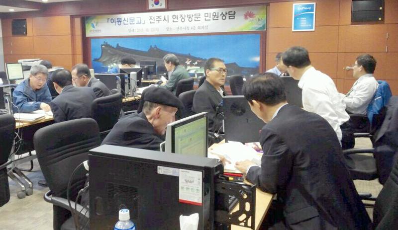 국민권익위원회(위원장 이성보)는 22일 오전 전북 전주시청에서 상담장을 열고, 지역주민을 대상으로 현장에서 고충상담을 실시하고 있다.