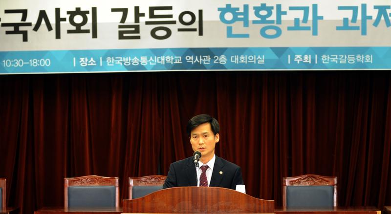 국민권익위원회 김인수 부위원장이 23일 오후 한국방송통신대학교 역사관에서 열린 '한국사회의 갈등 현황과 정책과제' 토론회에 참석해 인사말을 하고 있다.