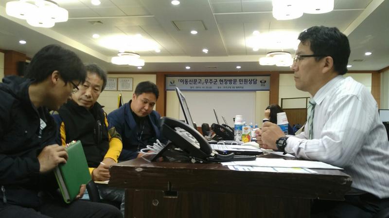 국민권익위원회(위원장 이성보)는 23일 오전 전북 무주군청 회의실에서 상담장을 열고, 지역주민을 대상으로 현장에서 고충상담을 실시하고 있다.