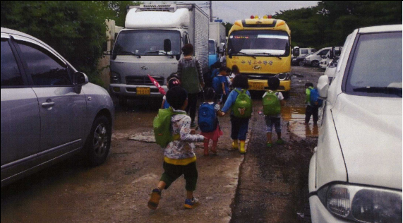 전포보람어린이집 아동들이 등·하원하는 도로중 약 80m 구간은 일부 콘크리트로 포장되어 있으나 노면이 패인 곳이 많고 차량들이 상시 무질서하게 주·정차되어 있어 아동들의 통행 안전이 크게 위협받았다.