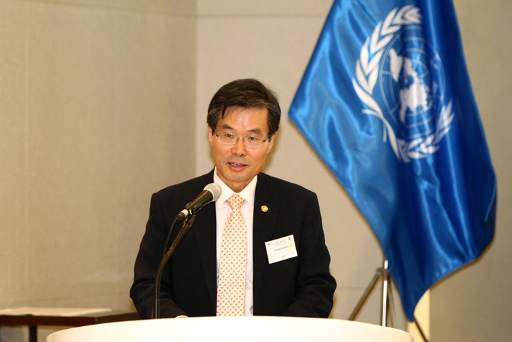 국민권익위원회 박경호 부위원장(부패방지)이 14일 오후 서울 중구 을지로 프레지던트호텔에서 열린 한국 UNDP(유엔개발계획) 50주년 기념행사에 참석해 '한국 UNDP의 현재'를 주제로 기조연설하고 있다.